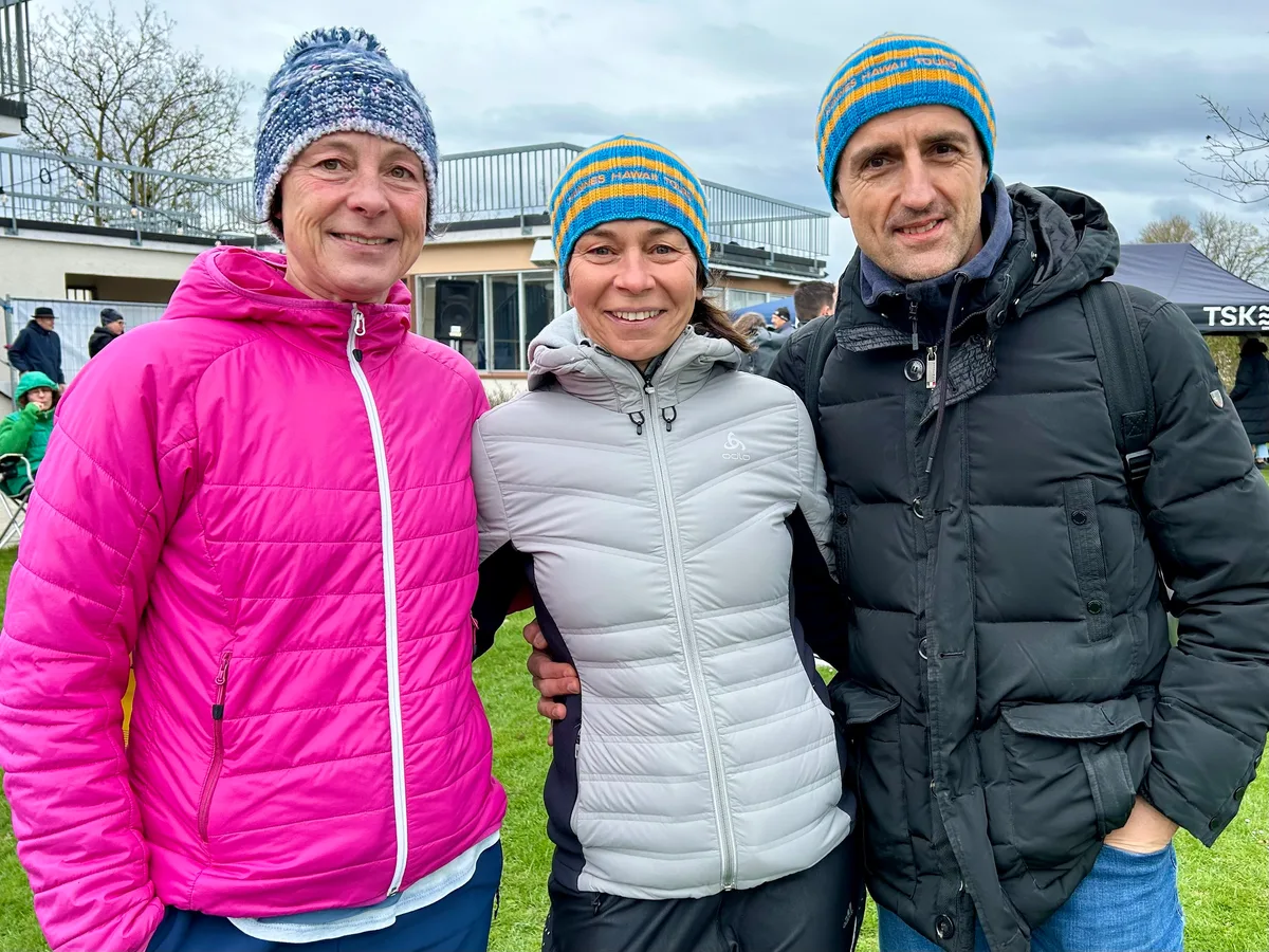 Warm eingepackt warten sie auf ihren Einsatz (von links): Andrea Steffens, Stefanie Henkensmeier und Heiko Dobrinski. Man sieht Frauen und Männer vor dem Greifensee.